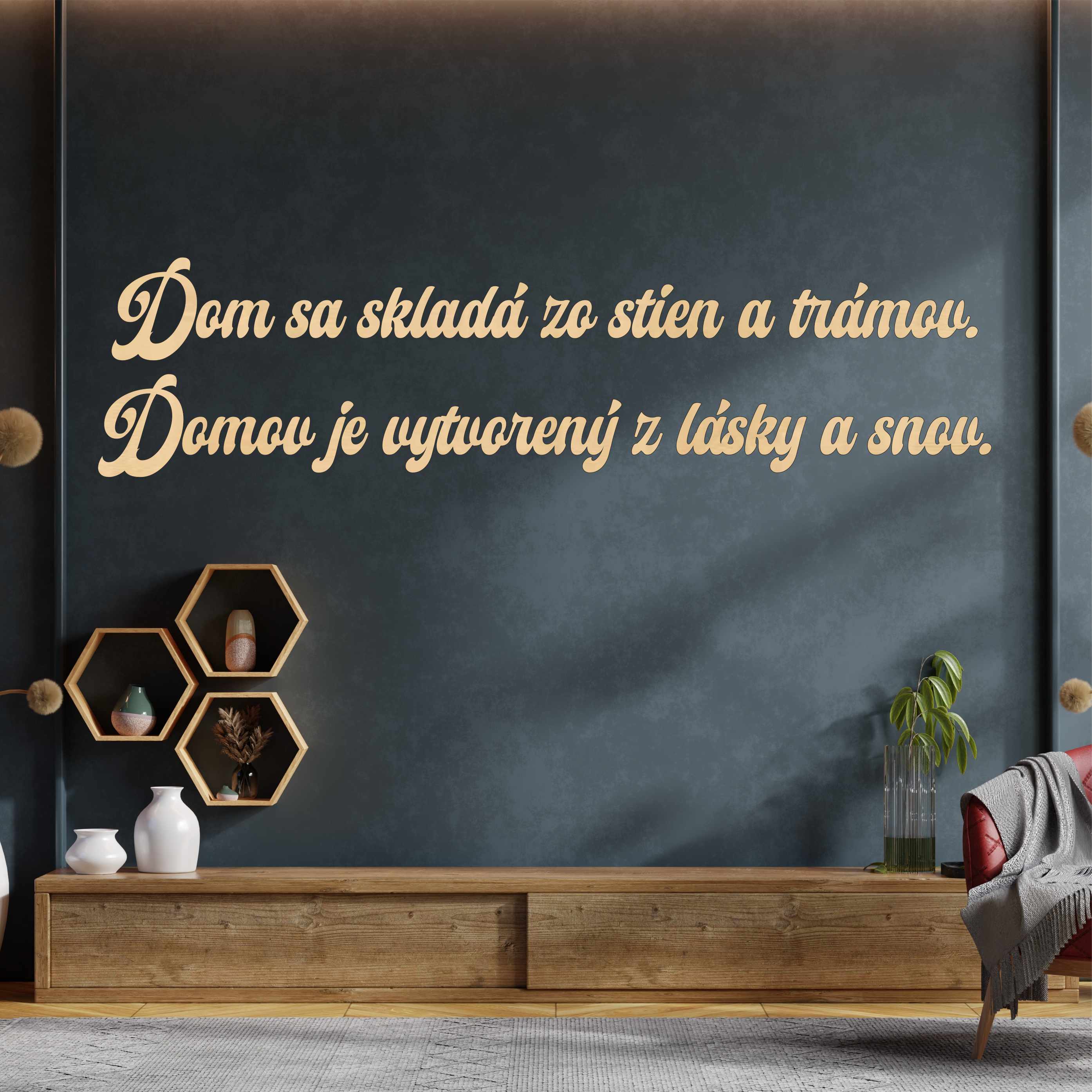 Drevený nápis na stenu - Domov je vytvorený z lásky a snov.