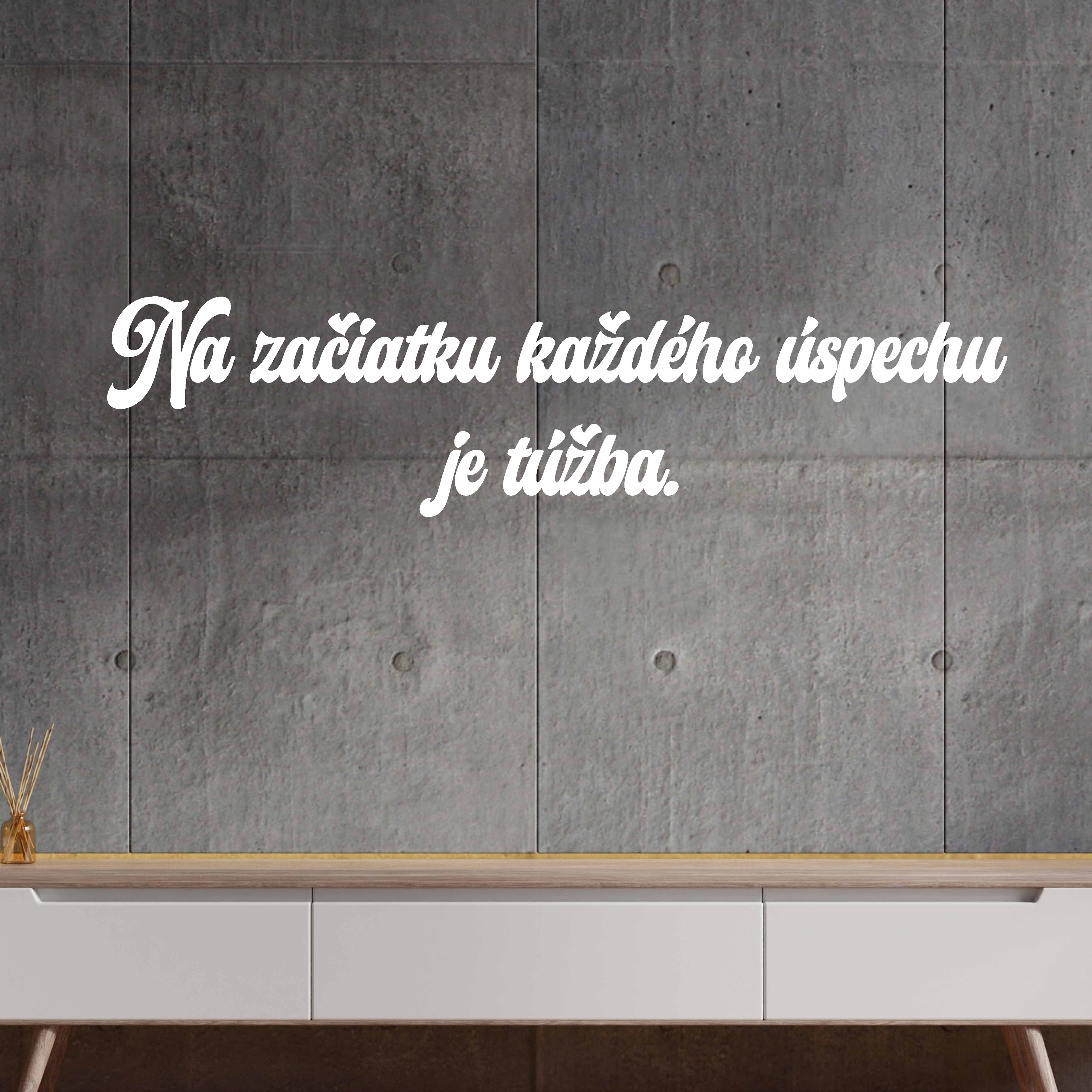 Drevený nápis na stenu - Na začiatku každého úspechu je túžba.