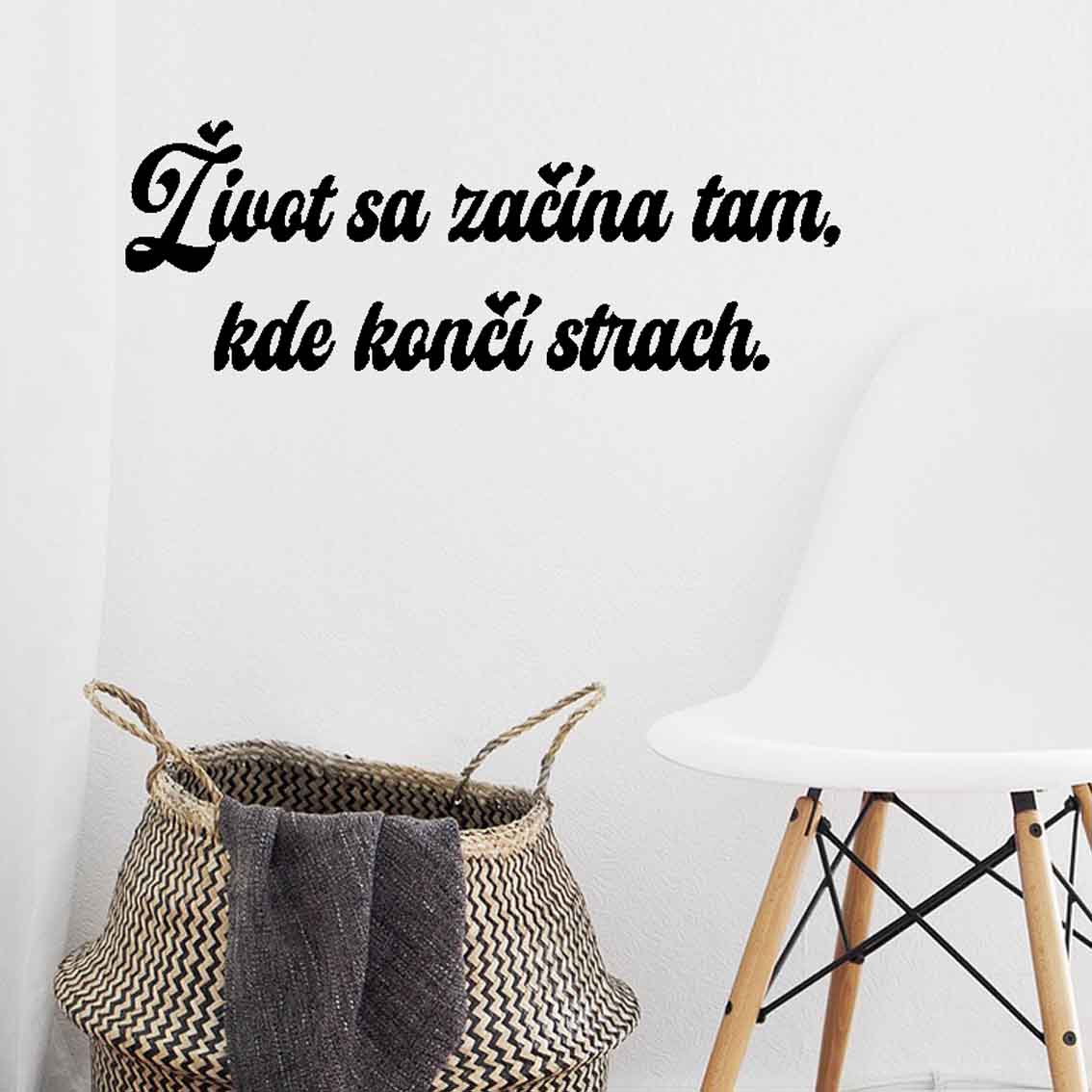 Drevený nápis na stenu - Život sa začína tam, kde končí strach.