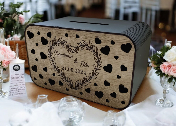 Svadobná truhlica na peniaze - Vyrezávané srdiečka