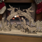 Drevený vyrezávaný betlehem – elegantná vianočná dekorácia