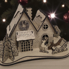 Drevený vianočný domček