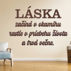 Drevený nápis na stenu - LÁSKA začína v okamihu