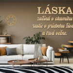 Drevený nápis na stenu - LÁSKA začína v okamihu