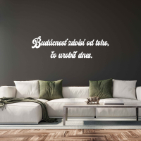 Drevený nápis na stenu - Budúcnosť závisí od toho