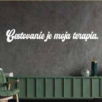 Drevený nápis na stenu - Cestovanie je moja terapia.