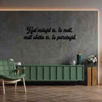Drevený nápis na stenu - Keď miluješ to, čo máš, ...