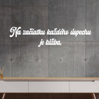 Drevený nápis na stenu - Na začiatku každého úspechu je túžba.