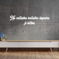 Drevený nápis na stenu - Na začiatku každého úspechu je túžba.