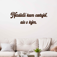 Drevený nápis na stenu - Nezáleží kam cestuješ, ale s kým.