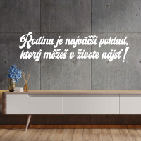Drevený nápis na stenu - Rodina je najväčší poklad, ktorý...