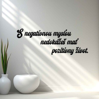 Drevený nápis na stenu - S negatívnou mysľou nedokážeš mať pozitívny život.