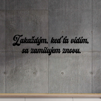 Drevený nápis na stenu - Zakaždým keď ťa vidím, sa zamilujem znovu.