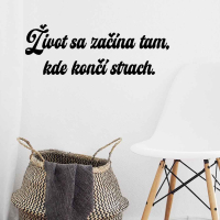 Drevený nápis na stenu - Život sa začína tam, kde končí strach.