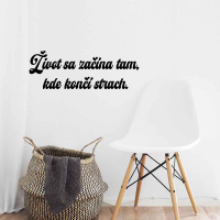 Drevený nápis na stenu - Život sa začína tam, kde končí strach.