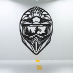 Drevený obraz na stenu – Motorkárska prilba s krajinou