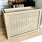 Vyškrtávacia drevená pokladnička