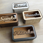 Drevená pokladnička s menom