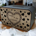 Svadobná truhlica na peniaze - Vyrezávané srdiečka