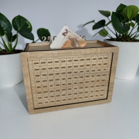 Vyškrtávacia drevená pokladnička