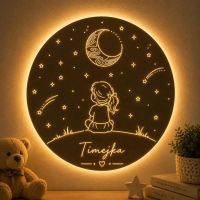 Drevená LED lampa na stenu - Dievčatko pod mesiacom s menom