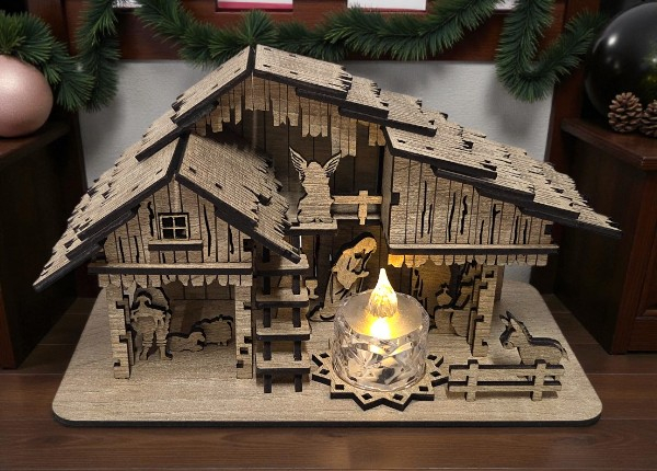 Rodinný drevený betlehem so strieškou