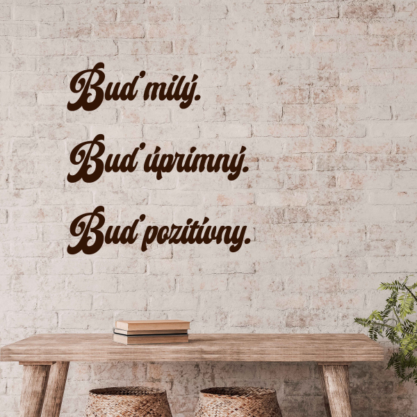 Drevený nápis na stenu - Buď milý. Buď úprimný. Buď pozitívny.