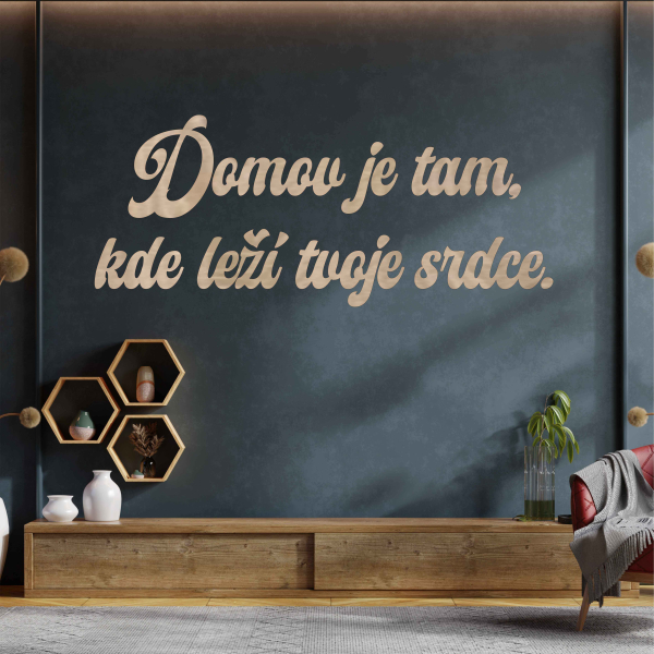 Drevený nápis na stenu - Domov je tam, kde leží tvoje srdce.