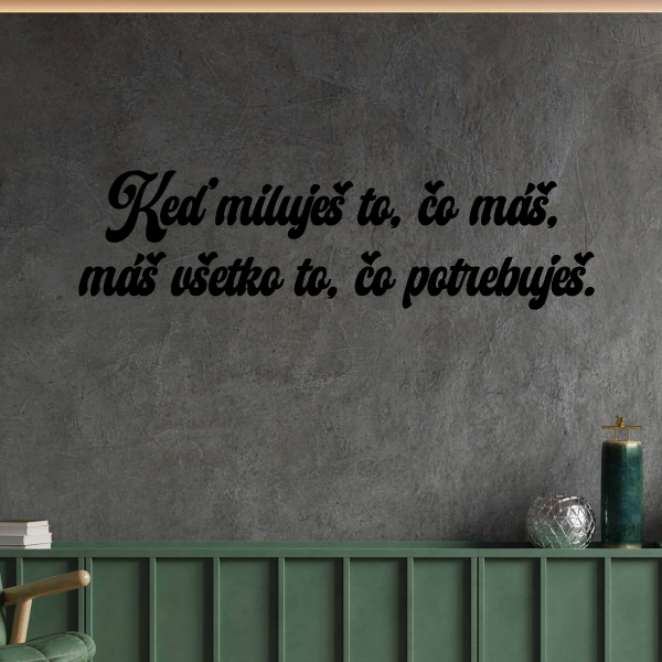 Drevený nápis na stenu - Keď miluješ to, čo máš, ...