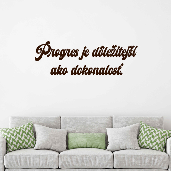 Drevený nápis na stenu - Progres je dôležitý ako dokonalosť.