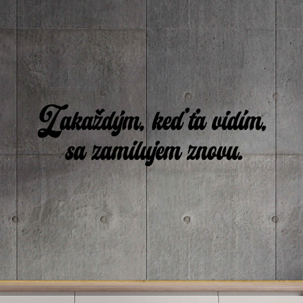 Drevený nápis na stenu - Zakaždým keď ťa vidím, sa zamilujem znovu.