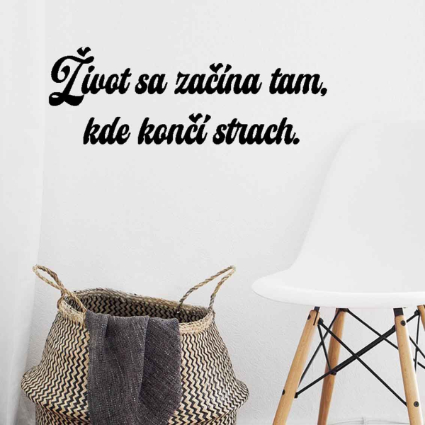 Drevený nápis na stenu - Život sa začína tam, kde končí strach.