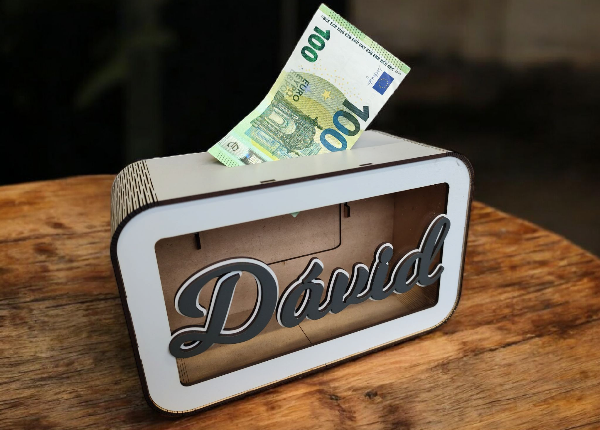 Drevená pokladnička s menom
