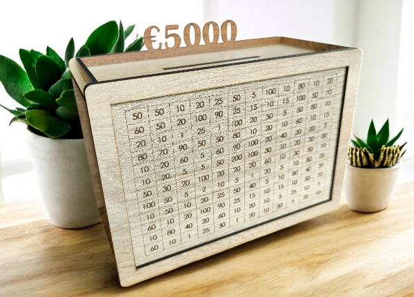 Vyškrtávacia drevená pokladnička