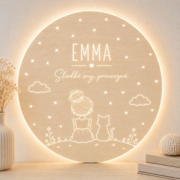 Drevená LED lampa na stenu - Dievčatko s mačkou a menom